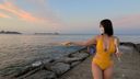 【Exposure】Colossal breasts girlfriend walks by the sea wearing yellow bikini